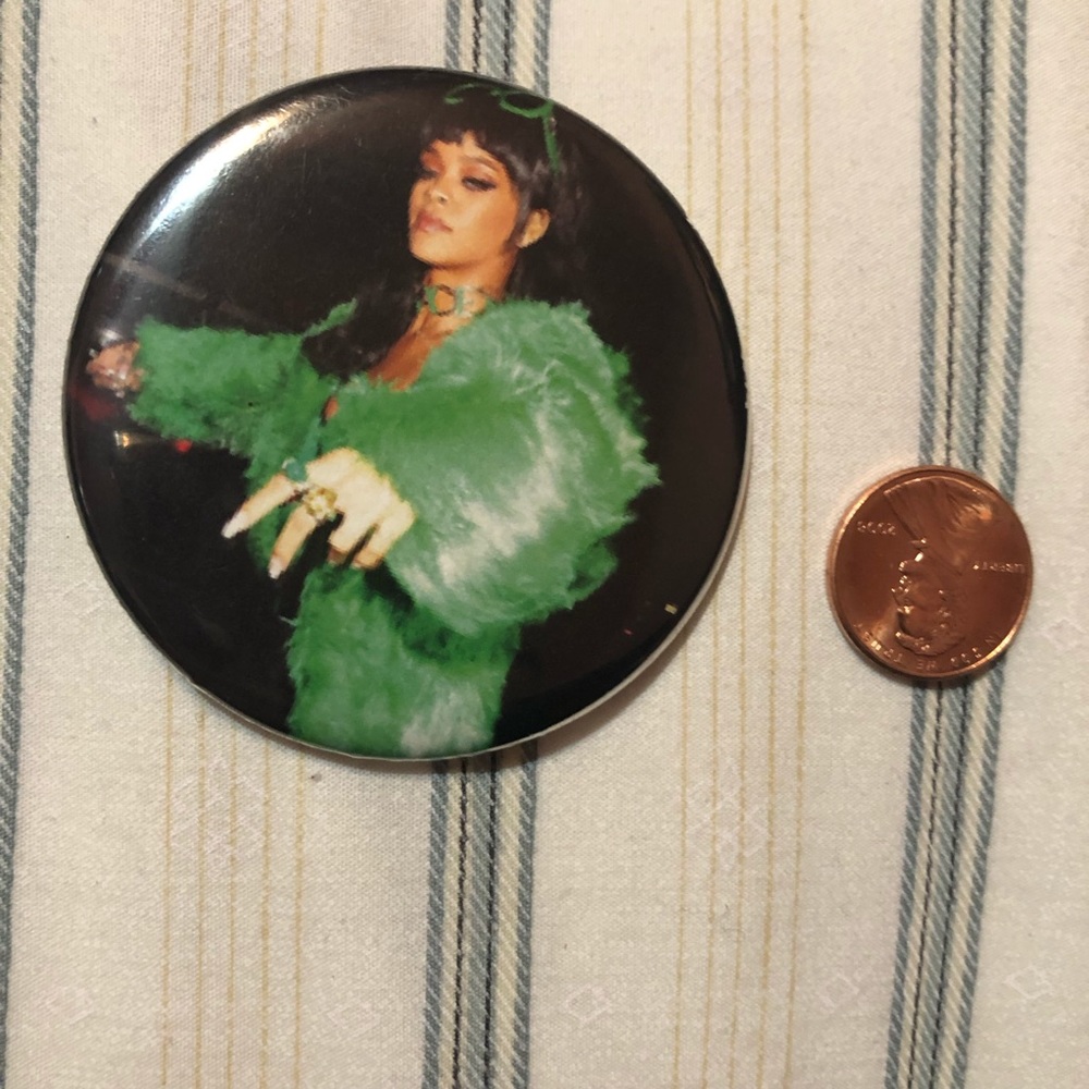 Rihanna Button Pin 💅🏽